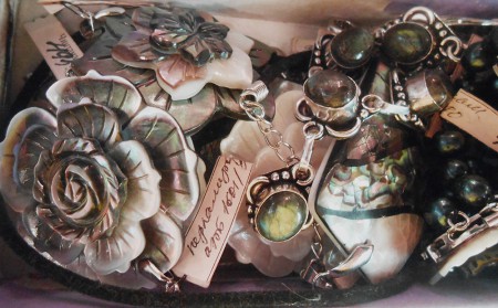 подвесы из перламутра, колье из лабрадора и других натуральных камней...